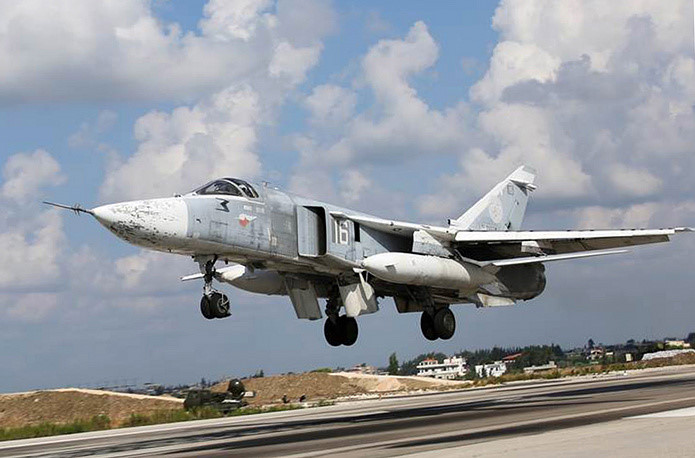 Cường kích Su-24M cất cánh từ căn cứ Không quân Hmeymim. Ảnh: TASS