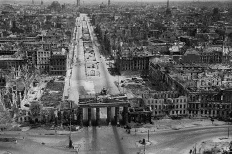 Hàng chục ngàn tấn bom đã được trút lên thành phố này, khiến khu nội đô bị tàn phá hoàn toàn, 600.000 căn hộ bị phá hủy, và khoảng 50.000 người thiệt mạng.