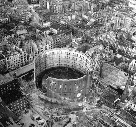 Khi Hồng quân tiến vào Berlin, họ chứng kiến một thành phố hoang tàn vì các đợt ném bom và cận chiến đô thị. Hồng quân khi đó gọi Berlin là “thành phố ma”.