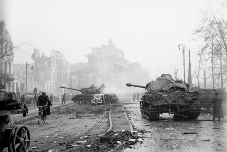 Xe tăng trên đường phố Berlin. Liên Xô nhận định, phải mất 12 năm mới dọn sạch được tình trạng đổ nát trong thành phố này.