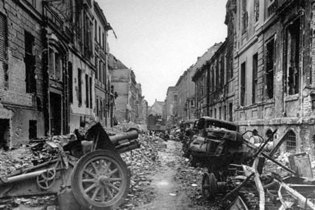 Những ngày cuối cùng của Đế chế Đức Quốc xã, chiến sự diễn ra trên từng con phố của Berlin.