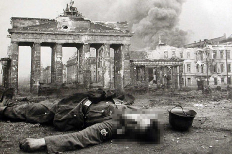 Bức ảnh đầy tính biểu tượng về sự sụp đổ của nước Đức Quốc xã.