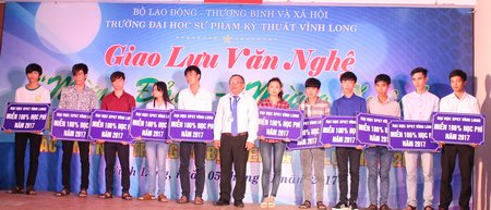 Ông Cao Hùng Phi trao biểu trưng miễn 100% học phí cho sinh viên năm 2017.