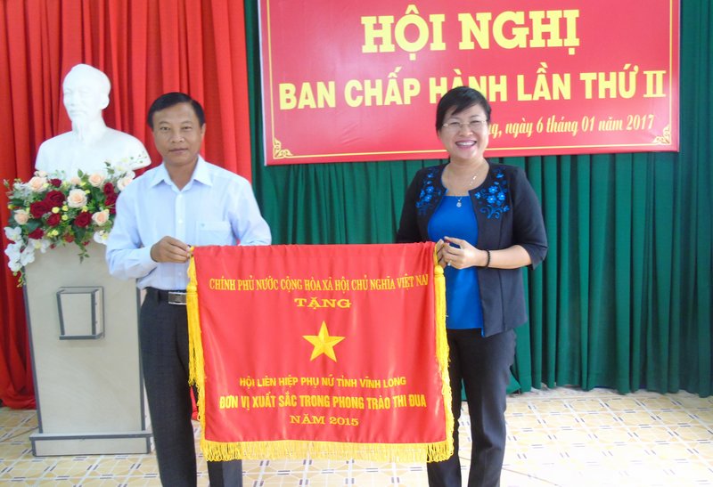  Hội LHPN tỉnh nhận cờ thi đua của Chính phủ.