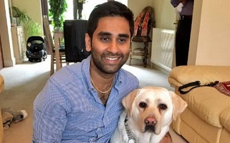 Anh Amit Patel và chú chó Kika của mình. Ảnh: BBC