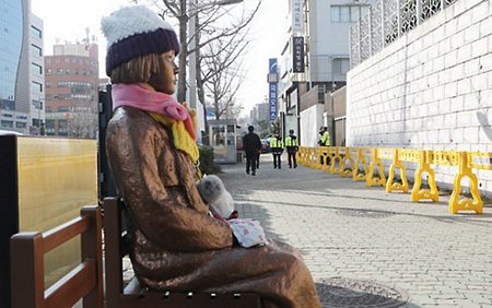 Bức tượng Phụ nữ mua vui đặt bên ngoài Lãnh sự quán Nhật Bản ở Busan, Hàn Quốc. (Ảnh: Yonhap)