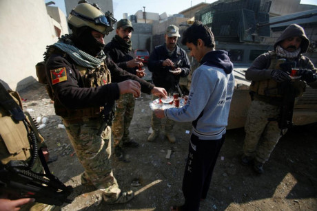 Một người dân thường bưng trà ra mời lực lượng phản ứng nhanh của Iraq trong giờ phút nghỉ ngơi giữa những cuộc giao tranh ác liệt.