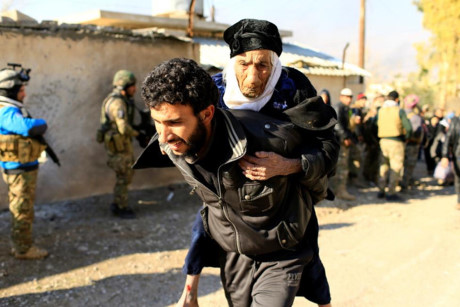 Hai người dân thường vừa thoát khỏi thành trì của IS ở Mosul.