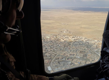 Thành phố Mosul nhìn từ trên máy bay quân sự như đã bị bằm nát.