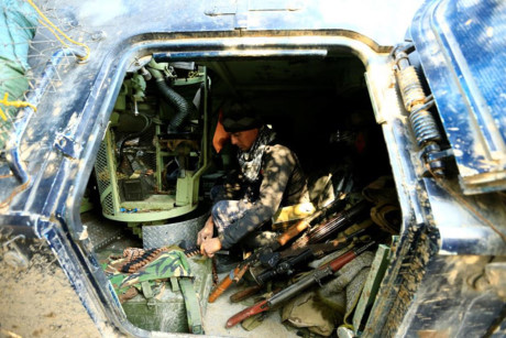 Một người lính Iraq chuẩn bị vũ khí trước đợt giao tranh mới