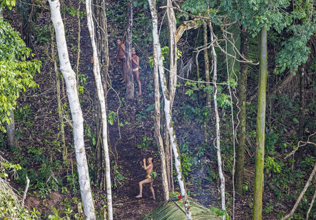 Những bức ảnh của nhiếp ảnh gia Ricardo Stuckert được chụp tại vùng đất Acre của Brazil, gần biên giới với Peru. Chúng cho thấy một nhóm nhỏ những người mặc quần áo rất đơn giản, trang bị vũ khí thô sơ và có những hình xăm trên cơ thể.