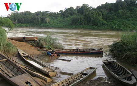 Bến thuyền của người dân làng Klong trên dòng Pô Kô