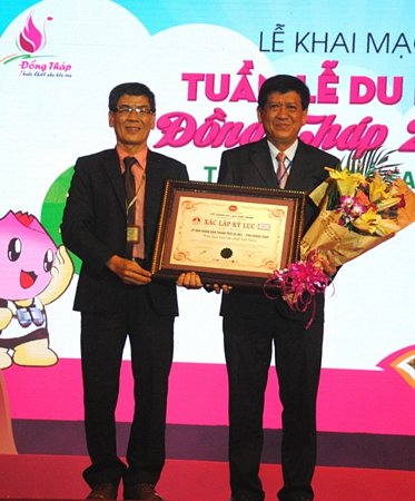 Đại diện Tổ chức Kỷ lục Việt Nam trao chứng nhận “Thác hoa tươi lớn nhất Việt Nam” cho lãnh đạo UBND TP. Sa Đéc