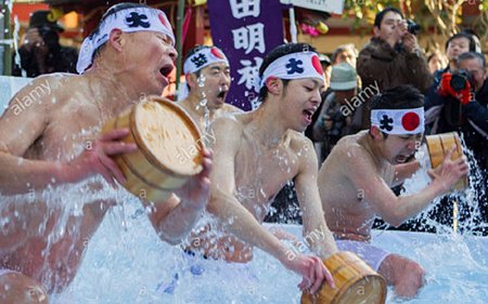 Người Nhật tắm nước lạnh giá vào đầu năm mới. Ảnh: Alamy.