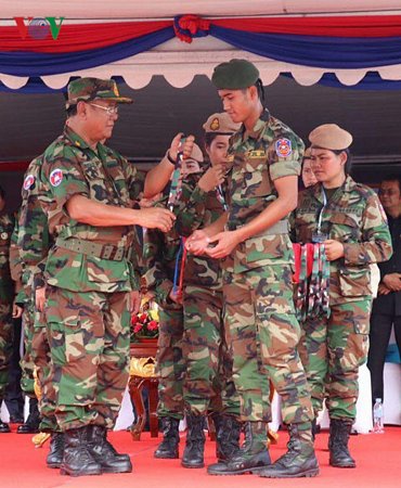 Thống tướng Pau Sa Ruon, Tổng tư lệnh quân đội Hoàng gia Campuchia trao giải cho các vận động viên.