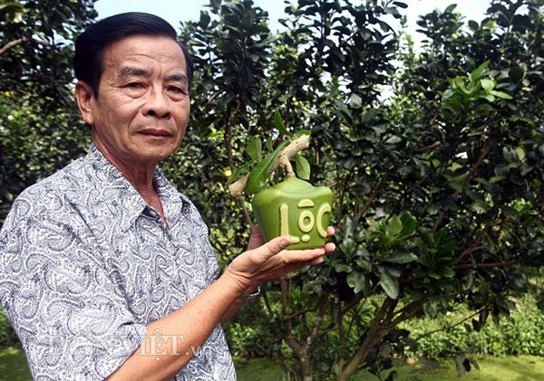 Vua tạo hình trái cây ở miền Tây tiết lộ một sản phẩm mới bán vào dịp Tết Đinh Dậu 2017, đó là đào tiên thỏi vàng Tài Lộc (Ảnh: Dân Việt)