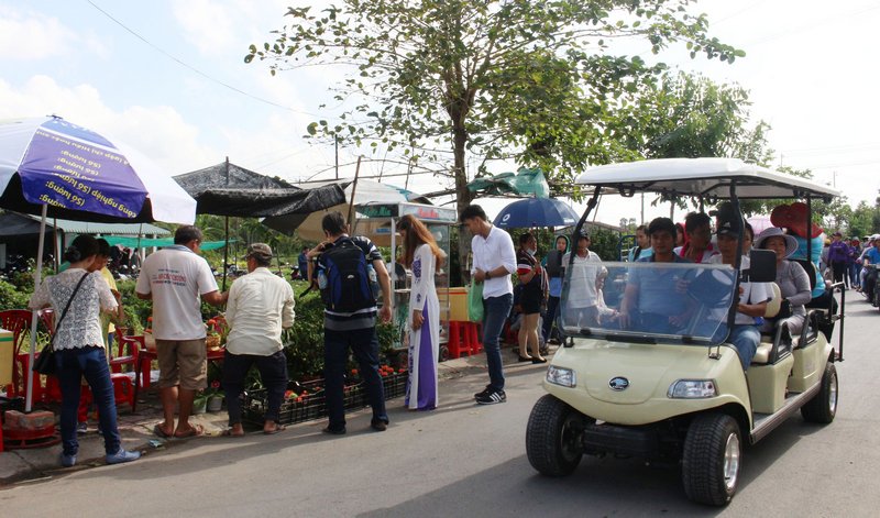  Để đảm bảo an ninh trật tự, ban tổ chức có xe trung chuyển cho khách tham quan suốt tuyến đường vào làng hoa.