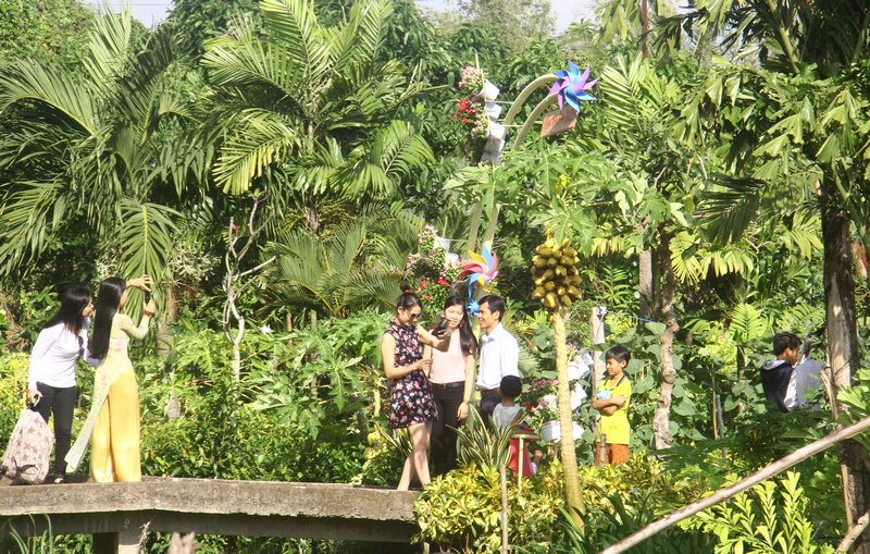 Chủ vườn mở cửa cho khách tha hồ chụp ảnh, thân thiện là nét văn hóa của người dân Đồng Tháp mà Tuần lễ du lịch muốn quảng bá.