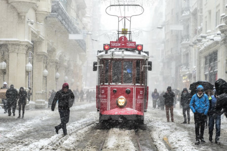  Tuyết rơi dày đặc ở Istanbul, Thổ Nhĩ Kỳ ngày 7/1. (Nguồn: AFP/TTXVN)