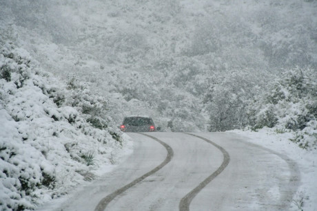 Tuyết phủ trắng xóa ở Argos, Peloponnese, Hy Lạp khiến nhiệt độ giảm sâu ngày 7/1. (Nguồn: EPA/TTXVN)