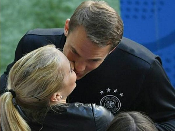 Neuer và Nina đã đính hôn. (Nguồn: instanonymous.co)