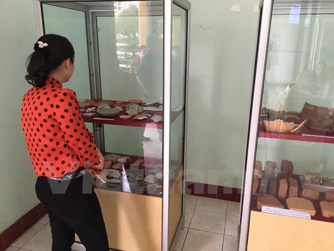 Các di vât thu được trưng bày tại buổi công bố kết quả thăm dò khảo cổ học tìm dấu vết lăng mộ vua Quang Trung, địa điểm gò Dương Xuân. (Ảnh: Quốc Việt/Vietnam+)