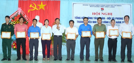 Phó Trưởng ban Dân vận Tỉnh ủy- Võ Thanh Vân trao giấy khen cho các tập thể 