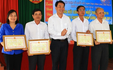 Phó Chủ tịch UBND tỉnh Lữ Quang Ngời trao bằng khen cho các tập thể và cá nhân làm tốt công tác mặt trận năm 2016.  