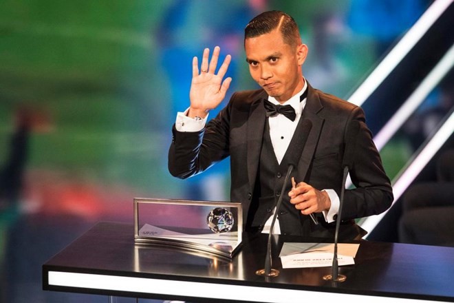 Mohd Faiz Subri trên bục nhận giải thưởng của FIFA. (Nguồn: Getty Images)