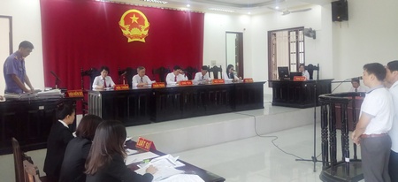 Đại diện Viện Kiểm sát nhân dân tỉnh Vĩnh Long trình bày quan điểm luận tội đối với các bị cáo.