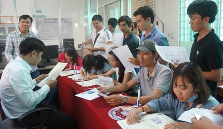 Lao động Vĩnh Long đăng ký dự thi tiếng Hàn tại Trung tâm Dịch vụ việc làm tỉnh