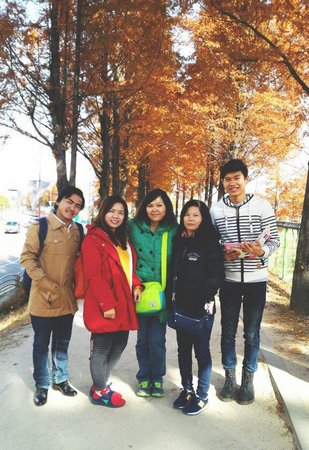 Anh Hữu (bên trái) cho rằng, ngoài thu nhập ổn định hàng tháng, anh còn học hỏi thêm văn hóa, kỷ luật lao động ở Hàn Quốc.