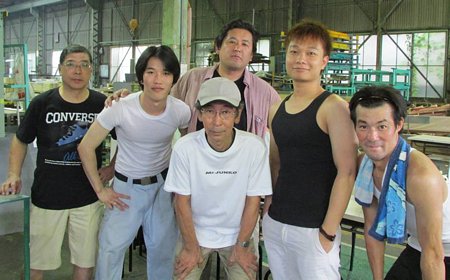 Nhờ tham gia XKLĐ mà anh Trần Thanh Tùng (thứ hai bên trái) có vốn liếng làm ăn sau khi về nước.