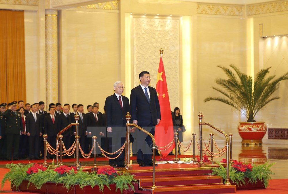 Tổng Bí thư Nguyễn Phú Trọng và Tổng Bí thư, Chủ tịch nước Trung Quốc Tập Cận Bình tại lễ đón. (Ảnh: Trí Dũng/TTXVN)