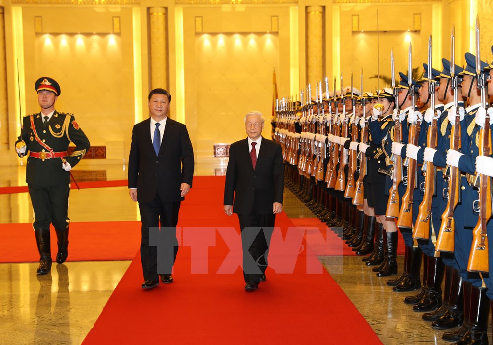 Tổng Bí thư, Chủ tịch nước Trung Quốc Tập Cận Bình và Tổng Bí thư Nguyễn Phú Trọng duyệt đội danh dự Quân giải phóng Nhân dân Trung Quốc. (Ảnh: Trí Dũng/TTXVN)