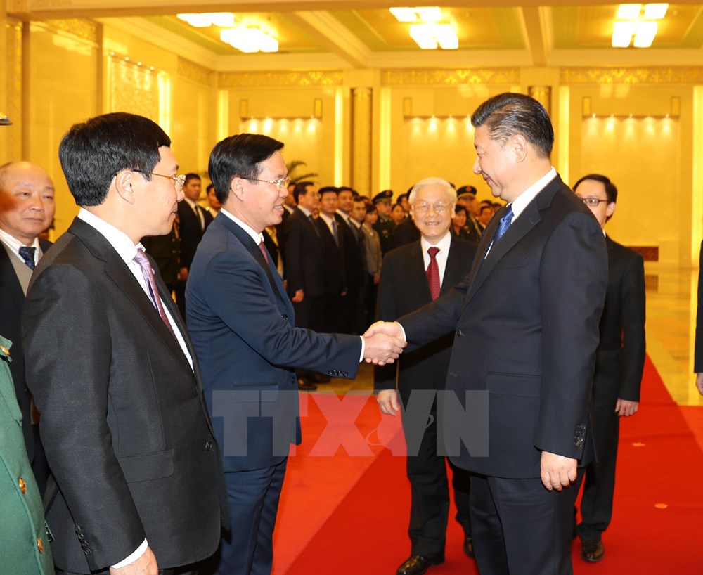 Tổng Bí thư, Chủ tịch nước Trung Quốc Tập Cận Bình với các thành viên Đoàn cấp cao Việt Nam tại lễ đón. (Ảnh: Trí Dũng/TTXVN)