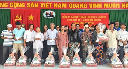 Báo Vĩnh Long và Công ty Bảo hiểm Nhân thọ Prudential Việt Nam trao quà tết cho các hộ nghèo xã Thanh Bình.