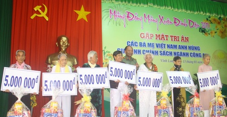  Thiếu tướng Lê Văn Út- Giám đốc Công an tỉnh Vĩnh Long, trao quà cho các Mẹ Việt Nam anh hùng.