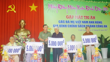 Đại tá Phạm Đức Thanh- Phó Cục trưởng Tổng cục Chính trị- Bộ Công an, trao quà cho các Mẹ.
