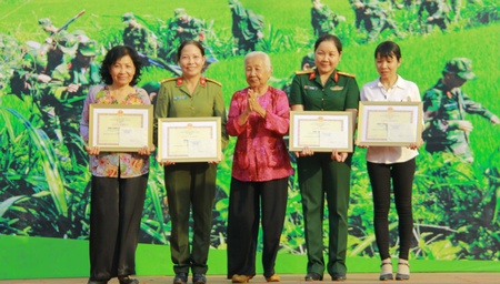 Bà Đào Thị Biểu- Trưởng BTC hội thi gói bánh tét trao giải cho các đội đạt giải.