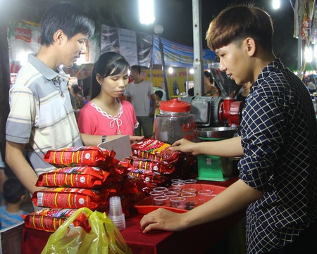 Các phiên chợ hàng Việt Nam về nông thôn thu hút người dân. 