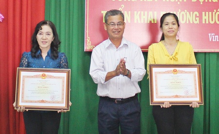 Ông Nguyễn Thành Nghiệp- Trưởng Ban Kinh tế Ngân sách HĐND tỉnh trao bằng khen của Thủ tướng Chính phủ cho 2 cá nhân xuất sắc. 