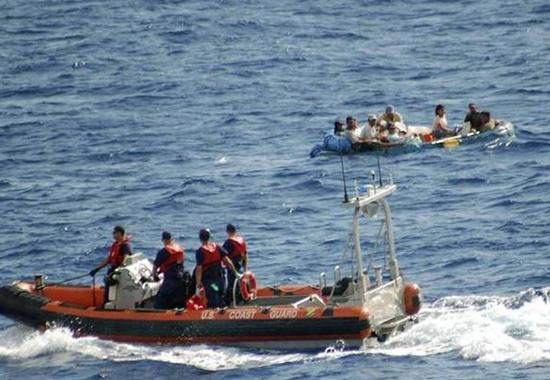 Tuần duyên Mỹ chặn một chiếc bè chở người di cư Cuba ở eo biển Florida. Ảnh: Miami Herald