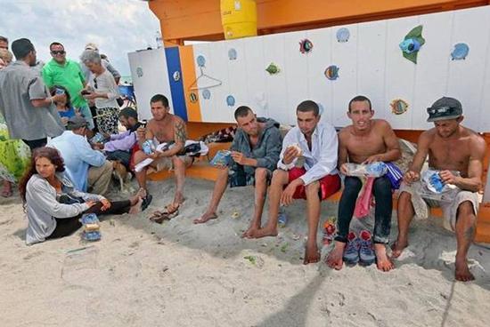 Một nhóm người đi cư Cuba đến một bãi biển ở Miami, Florida, Mỹ, tháng 9-2015. Ảnh: Miami Herald