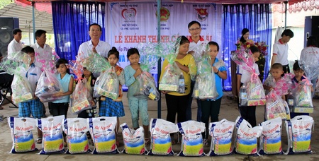 Dịp này, Hội từ thiện cà phê Suối Mơ tặng 50 phần quà (mỗi phần trị giá 300.000đ) cho 50 trẻ em nghèo của xã.