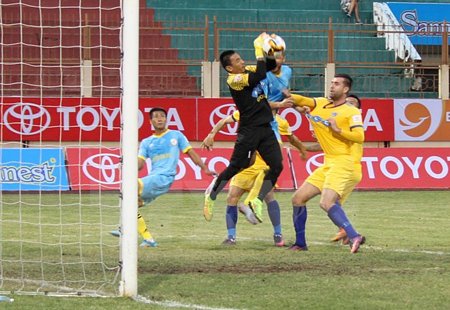 Hàng hậu vệ và thủ môn của FLC Thanh Hóa vất vả chống đỡ một pha tấn công của Sanna Khánh Hòa BVN trong hiệp 1. (Ảnh: Tiên Minh/TTXVN)