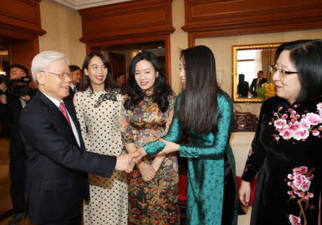 Trong chuyến thăm chính thức Trung Quốc, Tổng Bí thư Nguyễn Phú Trọng cũng đã gặp gỡ cán bộ Tổng Lãnh sự quán Việt Nam tại Thượng Hải.