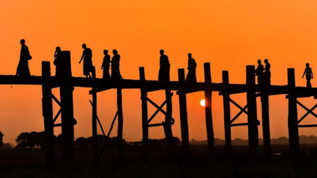 Cầu U Bein, Myanmar: Cây cầu này là địa điểm được chụp ảnh nhiều nhất của Myanmar. Đây là cây cầu bằng gỗ tếch cổ nhất và dài nhất trên thế giới. Cầu U Bein được làm từ phần gỗ còn lại của một cung điện hoàng gia. Cây cầu dài 0.75 km bắc qua hồ Taungthaman thu hút rất đông du khách tới ngắm cảnh hoàng hôn tuyệt đẹp tại đây. Còn nếu như bạn muốn tránh đám đông du khách hãy tới cây cầu ngay sau bình minh để hòa mình vào hàng trăm người dân địa phương và các tu sĩ đang tản bộ trên cầu.