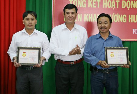 Ông Huỳnh Bá Long- Tỉnh ủy viên, Chủ tịch Liên đoàn Lao động tỉnh trao bằng lao động sáng tạo của Tổng Liên đoàn Lao động Việt Nam cho 2 cá nhân xuất sắc. 