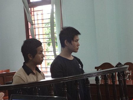 Hai bị cáo Khanh, Tùng tại phiên tòa phúc thẩm ngày 16/1.